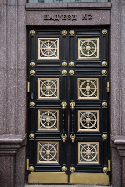 Porta artística de um museu — Fotografia de Stock