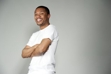 Son moda mutlu ve eğlenceli siyah erkek beyaz bir bluz giyiyor