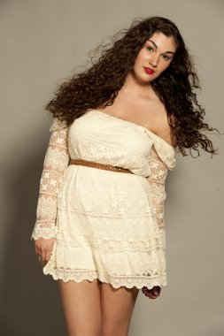 Beyaz bir elbise içinde muhteşem genç esmer