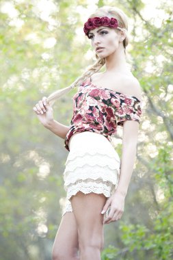 Kırmızı çiçek taç muhteşem sarışın