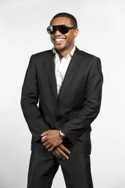 Mutlu kalça ve Trendy resmi siyah erkek