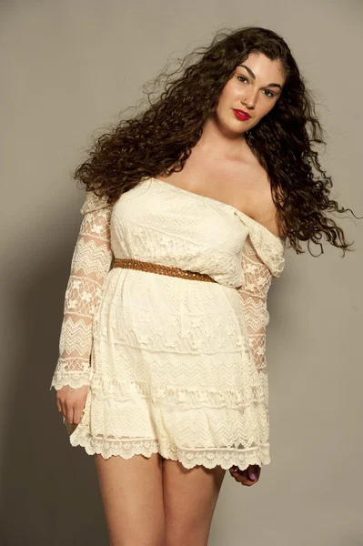 Beyaz bir elbise içinde muhteşem genç esmer