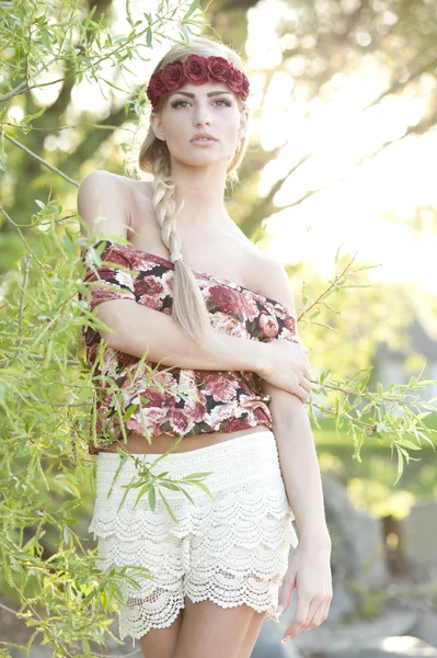 Kırmızı gül taç giyen güzel sarışın