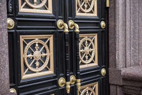 Красиво сделанная дверь — стоковое фото