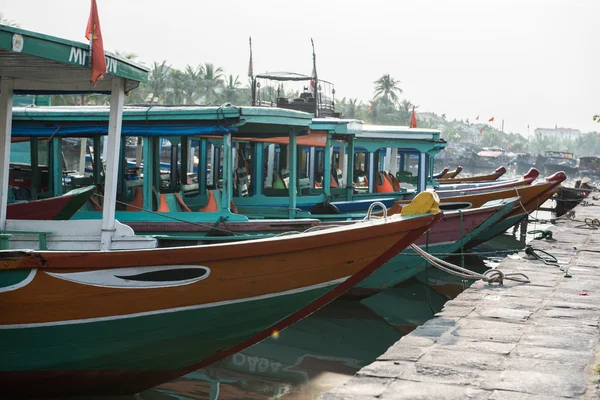 Turist båtar dockad — Stockfoto