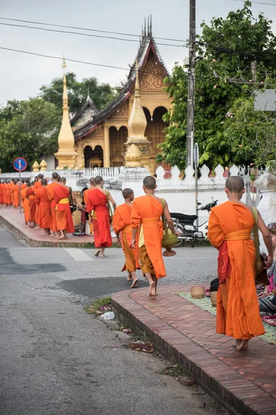 Monjes budistas caminando por el camino — Foto de Stock