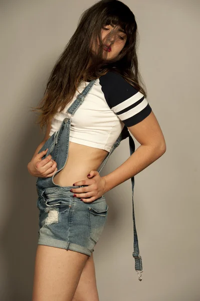 Prachtige jonge Brunette in Overalls — Stockfoto