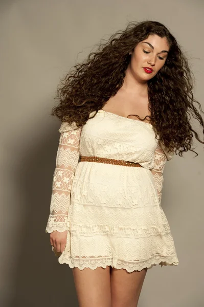 Nádherná mladá brunetka v bílých šatech — Stock fotografie
