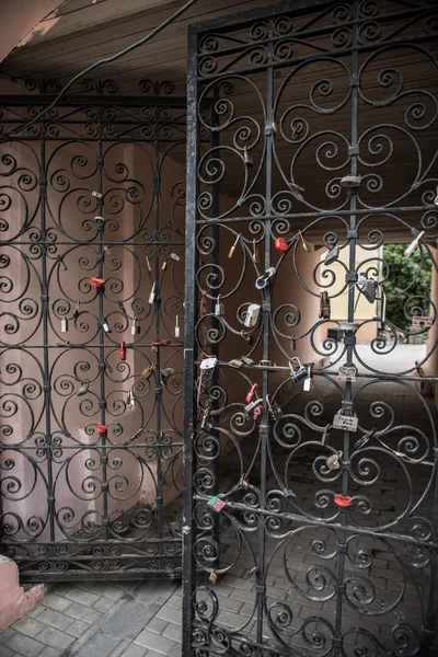 Love-lock on Island of Tears Gate — Stock Photo, Image