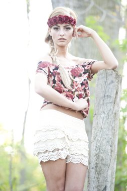 Kırmızı çiçek taç muhteşem sarışın