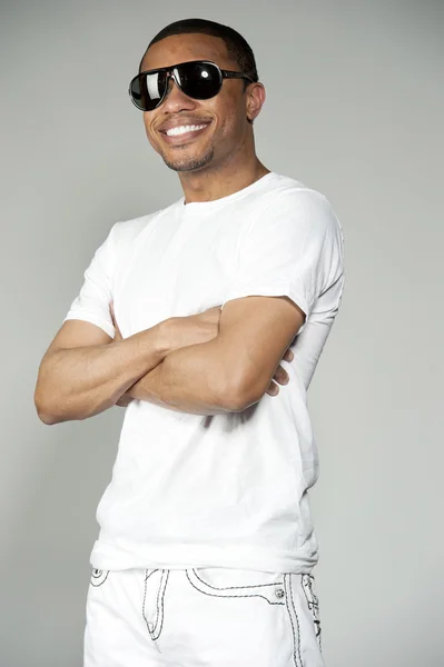 Trendi boldog fekete férfi viselt fehér — Stock Fotó