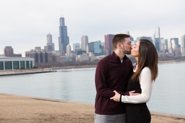 Mutlu nişanlı çift açık havada