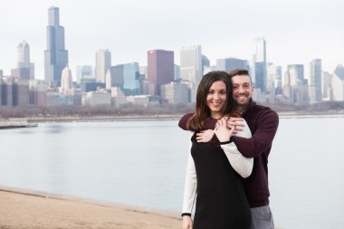 Mutlu nişanlı çift açık havada