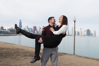 Mutlu nişanlı çift açık havada