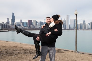 Mutlu nişanlı çift açık havada