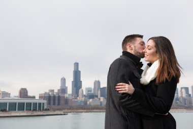 Mutlu nişanlı çift açık havada