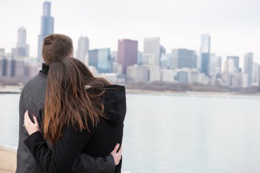 Mutlu nişanlı çift açık havada