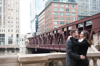 Mutlu nişanlı çift açık havada