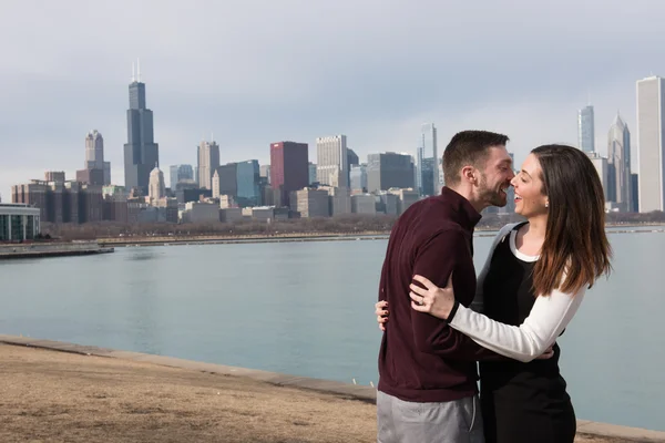 Heureux couple fiancé à l'extérieur — Photo