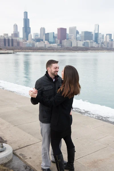 Heureux couple fiancé à l'extérieur — Photo