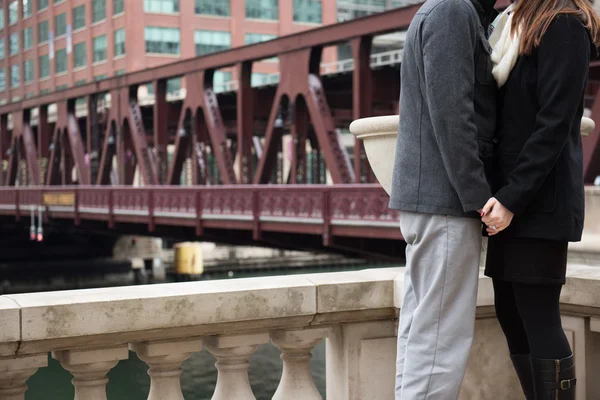 Feliz pareja comprometida al aire libre — Foto de Stock