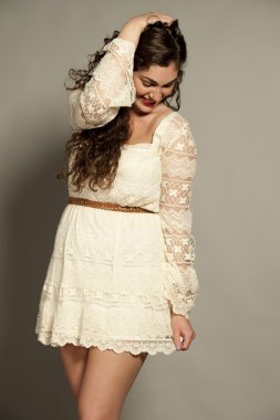 Muhteşem genç mutlu esmer giyen beyaz