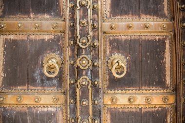 Doorknockers ile ahşap kapı