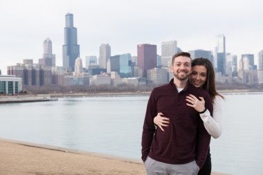 Mutlu nişanlı çift açık havada