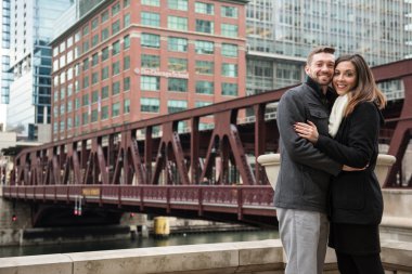 Mutlu nişanlı çift açık havada