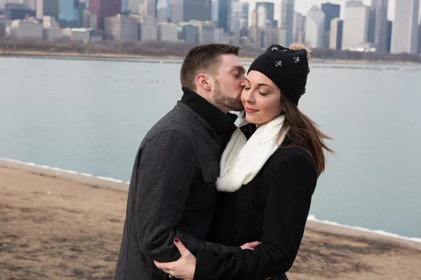 Heureux couple fiancé à l'extérieur — Photo