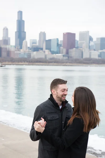 Heureux couple fiancé à l'extérieur — Photo