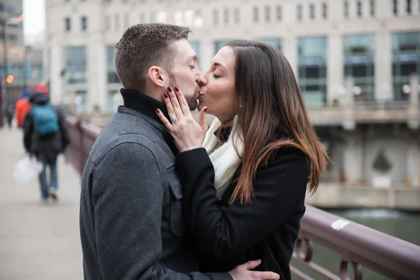 Heureux couple fiancé à l'extérieur — Photo