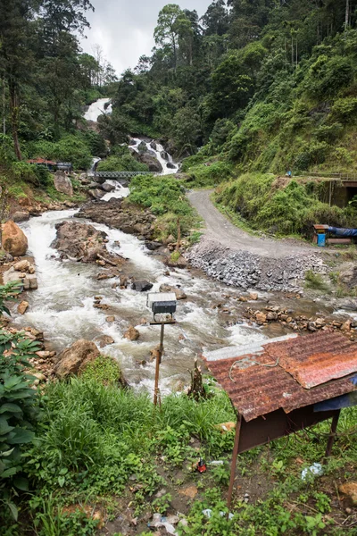 Cascada a través de colinas — Foto de Stock