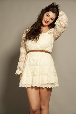 Muhteşem genç mutlu esmer giyen beyaz