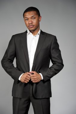 Siyah erkek takım elbise