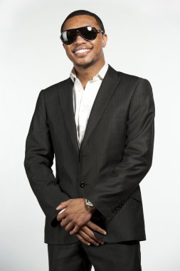 Mutlu kalça ve Trendy resmi siyah erkek