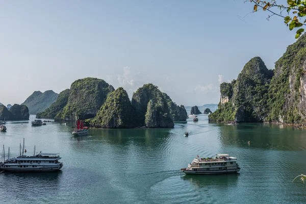 Budget cruisen in Ha Long — Stockfoto