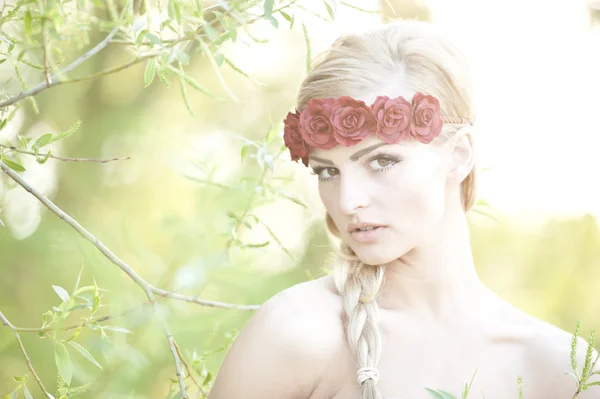 Rubia usando una corona de flores — Foto de Stock