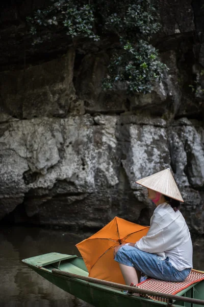 Girl visiting Tam Coc caves — Stock Photo, Image