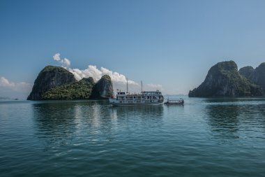 Ha Long Bay'de Göz Kamaştırıcı Manzara