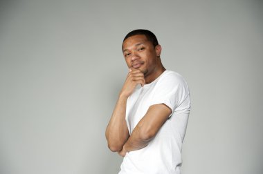 Copy Space ile Beyaz Giyen Trendy Siyah Erkek