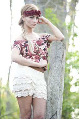 Kırmızı çiçek taç muhteşem sarışın