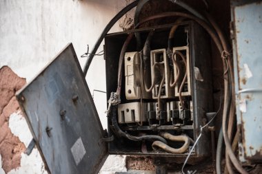 Elektrik kutusunu açma