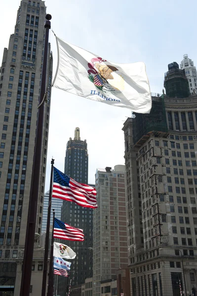 Flaggen vor Wolkenkratzer — Stockfoto