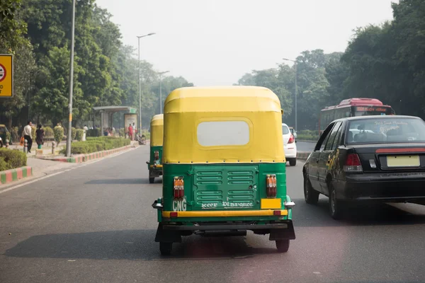 Risciò auto su una strada a Delhi — Foto Stock