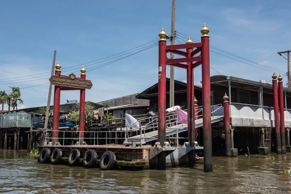 Båtbrygga vid floden Chao Phraya — Stockfoto