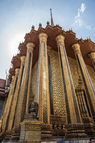 Estátua de Buda em frente de Phra Mondop — Fotografia de Stock