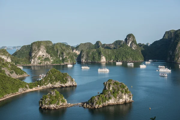 Budget Tour in Ha Long Bay — Stock Photo, Image