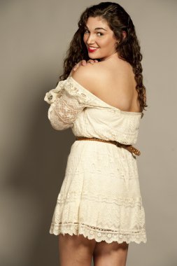 Beyaz bir elbise içinde muhteşem genç esmer