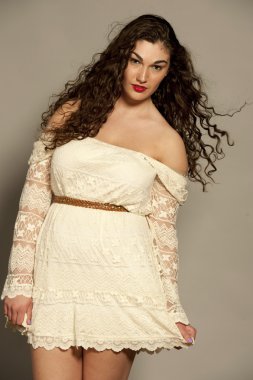 Beyaz bir elbise içinde muhteşem genç esmer